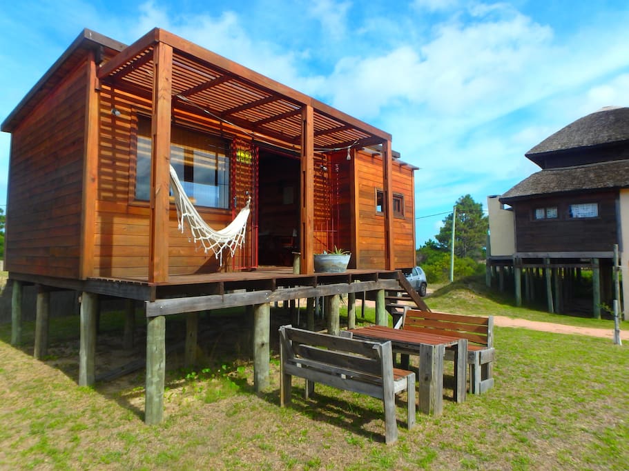 บ้านไม้ยกพื้นหลังเล็ก ทรงโมเดิร์น บรรยากาศบ้านอบอุ่นและโรแมนติก