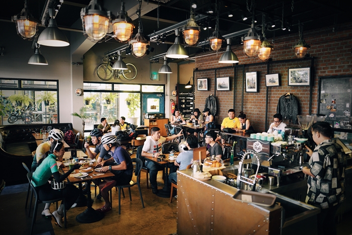 6 คนดังแต่งตึกเก่าเป็น “Life and Kuisine” คาเฟ่อินดัสเทรียล ลอฟท์ ของคนรักรถ