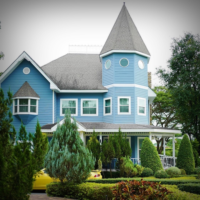 บ้านพักส่วนตัวสีฟ้า สไตล์อังกฤษที่เขาใหญ่ของ “เป๊ก-เศรณี” หวานใจ “เพลง-ชนม์ทิดา”
