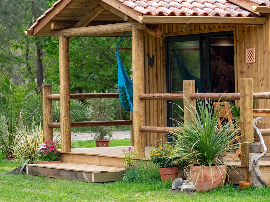 บ้านไม้หลังเล็กน่ารัก บรรยากาศอบอุ่น ล้อมรอบด้วยสนามหญ้าและต้นไม้