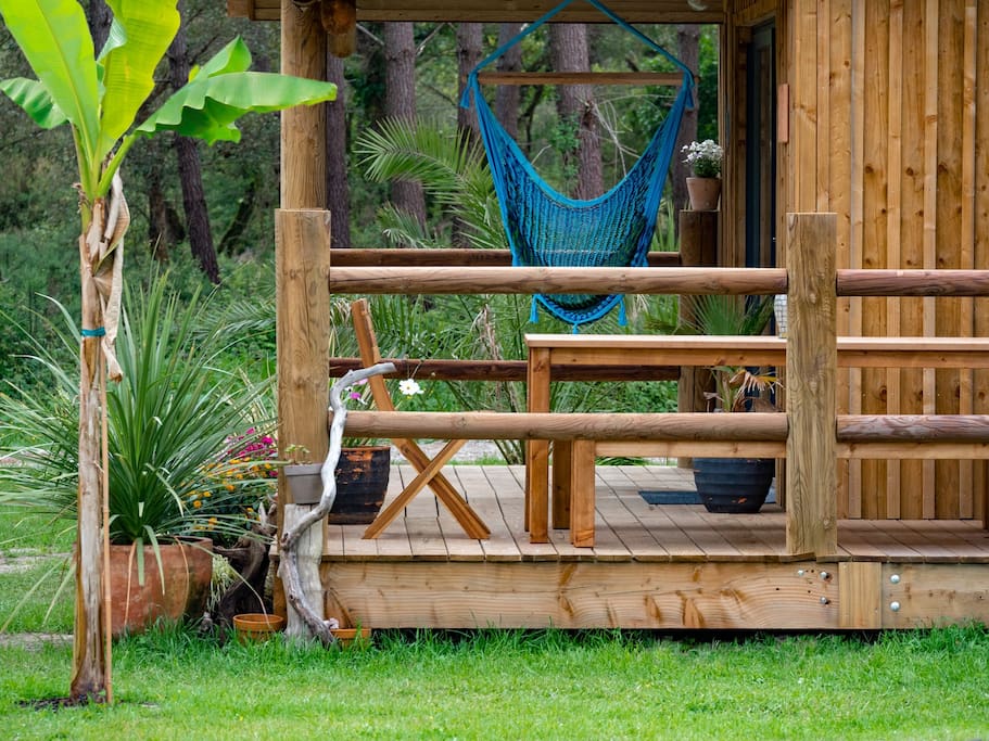 บ้านไม้หลังเล็กน่ารัก บรรยากาศอบอุ่น ล้อมรอบด้วยสนามหญ้าและต้นไม้