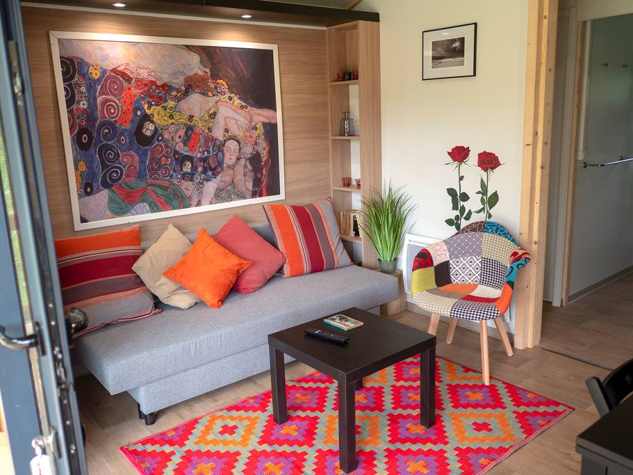 บ้านไม้หลังเล็กน่ารัก บรรยากาศอบอุ่น ล้อมรอบด้วยสนามหญ้าและต้นไม้