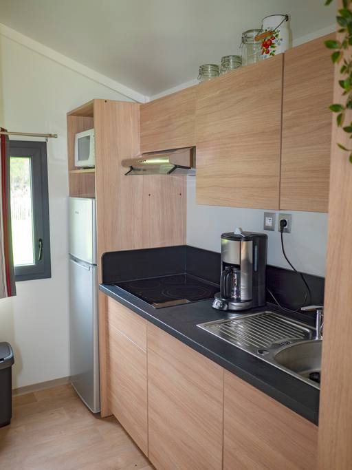 บ้านไม้หลังเล็กน่ารัก บรรยากาศอบอุ่น ล้อมรอบด้วยสนามหญ้าและต้นไม้