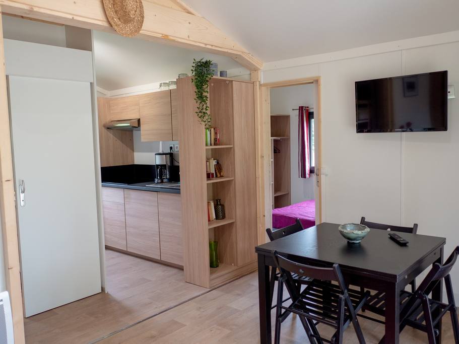 บ้านไม้หลังเล็กน่ารัก บรรยากาศอบอุ่น ล้อมรอบด้วยสนามหญ้าและต้นไม้