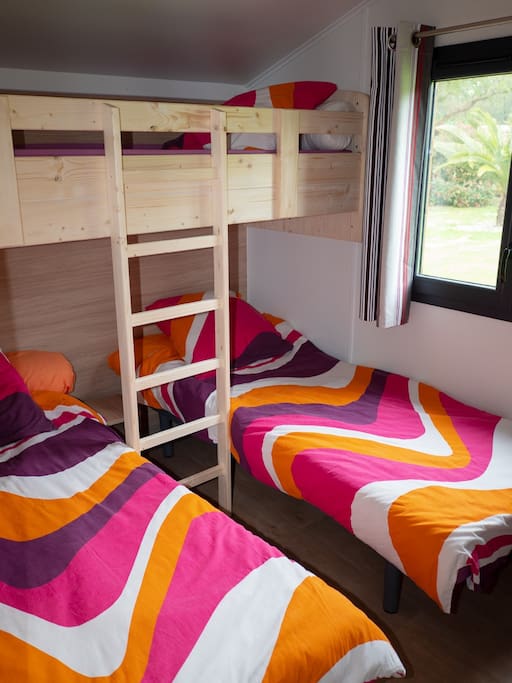 บ้านไม้หลังเล็กน่ารัก บรรยากาศอบอุ่น ล้อมรอบด้วยสนามหญ้าและต้นไม้