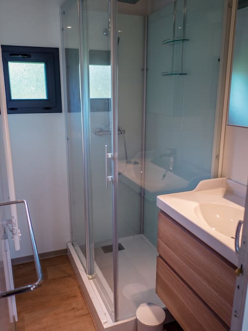 บ้านไม้หลังเล็กน่ารัก บรรยากาศอบอุ่น ล้อมรอบด้วยสนามหญ้าและต้นไม้