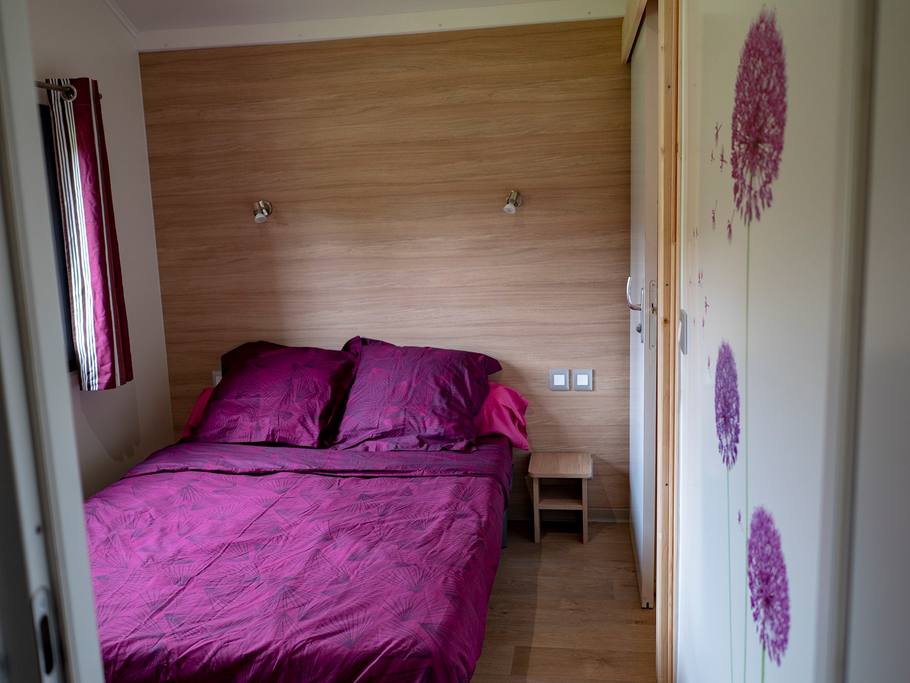 บ้านไม้หลังเล็กน่ารัก บรรยากาศอบอุ่น ล้อมรอบด้วยสนามหญ้าและต้นไม้