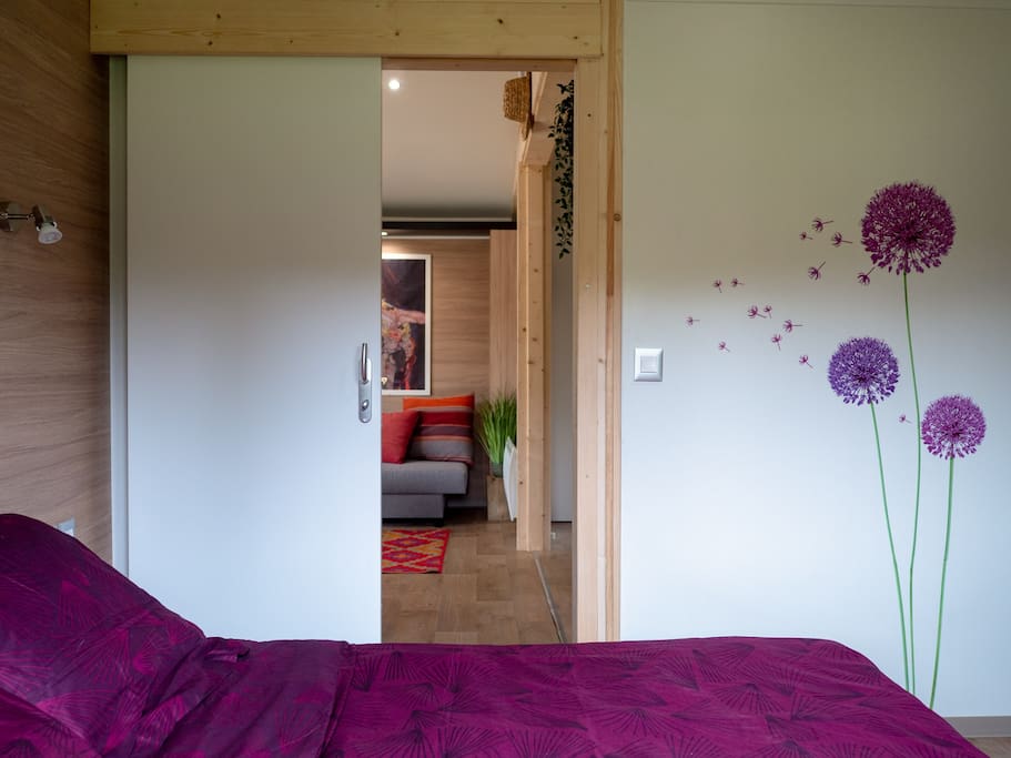 บ้านไม้หลังเล็กน่ารัก บรรยากาศอบอุ่น ล้อมรอบด้วยสนามหญ้าและต้นไม้