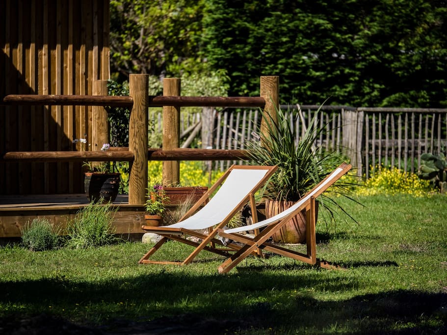 บ้านไม้หลังเล็กน่ารัก บรรยากาศอบอุ่น ล้อมรอบด้วยสนามหญ้าและต้นไม้