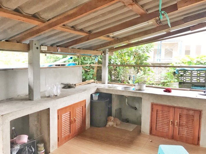 ชวนทุบกระปุก “รีโนเวทห้องครัวไทย” งบไม่เกิน 15000 บาทดีไซน์ปูนเปลือย พร้อมฟังก์ชั่นครบครัน