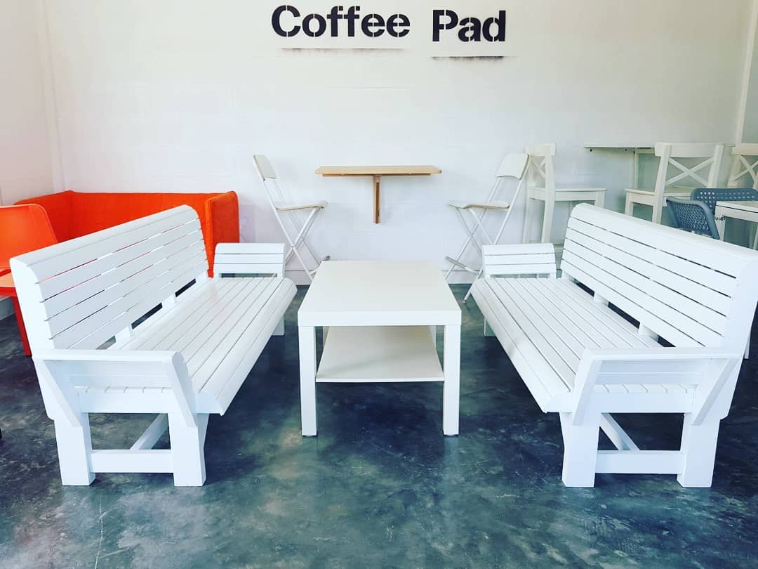 “เฟิร์น พัสกร” เปลี่ยนที่ว่างข้างครัวลุงรงค์ เป็น “Coffee Pad” ร้านกาแฟโมเดิร์นสีขาว