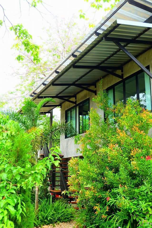 “บ้านสวนตวงรัก” บ้านสองชั้นแนวลอฟท์ งดงามด้วยงานปูนเปลือย โปร่งสบาย ด้วยสวนป่า และลำธารใส