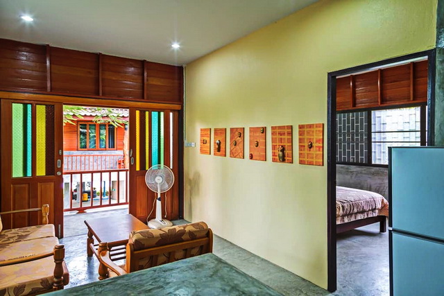 แบบบ้านยกพื้นมีใต้ถุน หลังคาเพิงหมาแหงน ผสมผสานงานไม้และปูนเปลือย