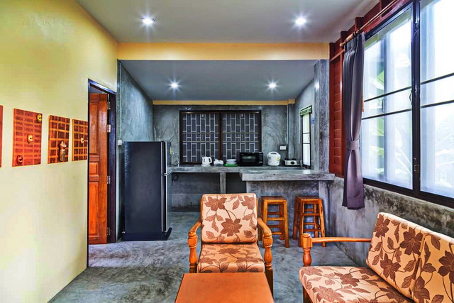 แบบบ้านยกพื้นมีใต้ถุน หลังคาเพิงหมาแหงน ผสมผสานงานไม้และปูนเปลือย