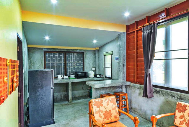 แบบบ้านยกพื้นมีใต้ถุน หลังคาเพิงหมาแหงน ผสมผสานงานไม้และปูนเปลือย