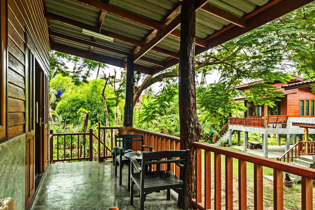 แบบบ้านยกพื้นมีใต้ถุน หลังคาเพิงหมาแหงน ผสมผสานงานไม้และปูนเปลือย