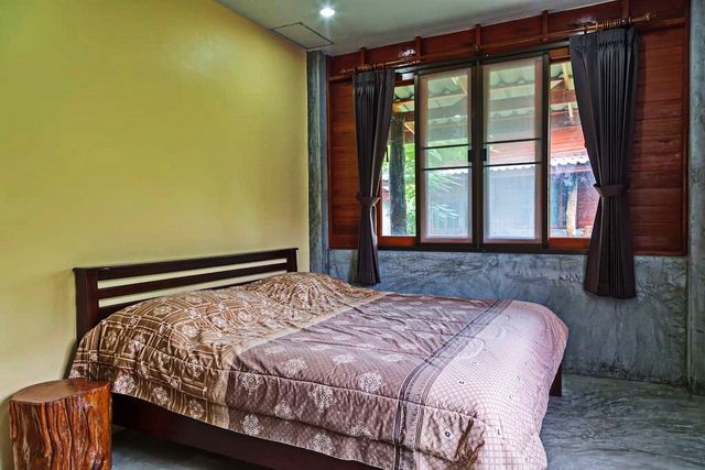 แบบบ้านยกพื้นมีใต้ถุน หลังคาเพิงหมาแหงน ผสมผสานงานไม้และปูนเปลือย