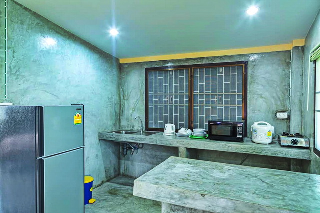 แบบบ้านยกพื้นมีใต้ถุน หลังคาเพิงหมาแหงน ผสมผสานงานไม้และปูนเปลือย