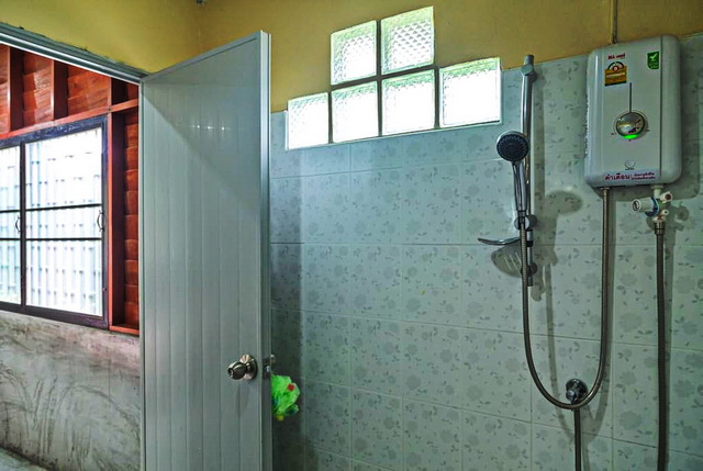 แบบบ้านยกพื้นมีใต้ถุน หลังคาเพิงหมาแหงน ผสมผสานงานไม้และปูนเปลือย