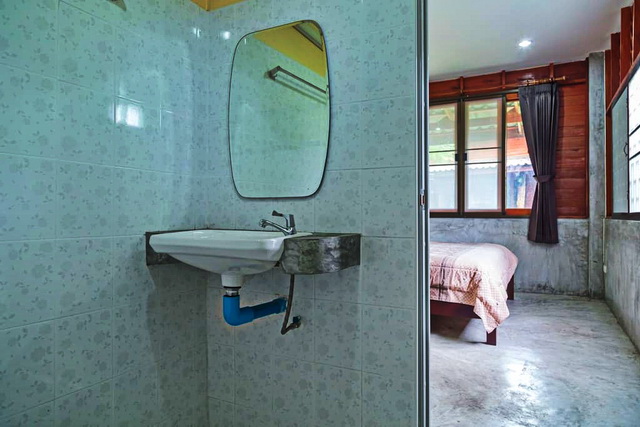 แบบบ้านยกพื้นมีใต้ถุน หลังคาเพิงหมาแหงน ผสมผสานงานไม้และปูนเปลือย