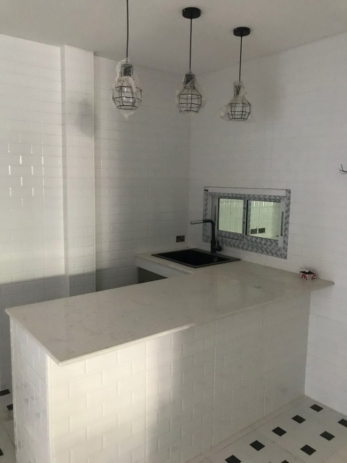 รีวิว “รีโนเวทห้องครัวเก่าอายุ 30 ปี” เปลี่ยนจากครัวสุดเชย กลายเป็นครัวโมเดิร์นที่น่าใช้งานสุดๆ