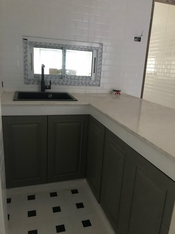 รีวิว “รีโนเวทห้องครัวเก่าอายุ 30 ปี” เปลี่ยนจากครัวสุดเชย กลายเป็นครัวโมเดิร์นที่น่าใช้งานสุดๆ