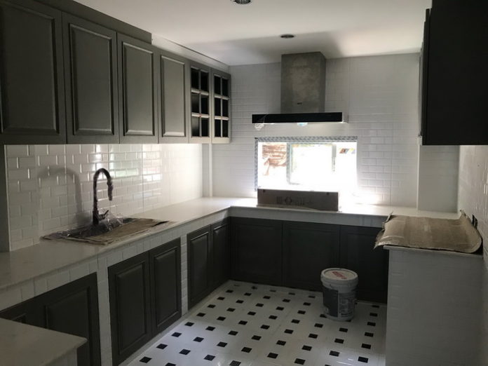 รีวิว “รีโนเวทห้องครัวเก่าอายุ 30 ปี” เปลี่ยนจากครัวสุดเชย กลายเป็นครัวโมเดิร์นที่น่าใช้งานสุดๆ