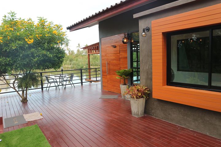 บ้านชั้นเดียวแนวรีสอร์ท บรรยากาศธรรมชาติติดแม่น้ำ พร้อมที่พักผ่อนภายนอกสุดชิล