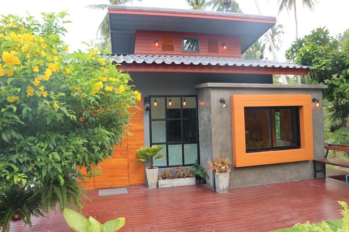 บ้านชั้นเดียวแนวรีสอร์ท บรรยากาศธรรมชาติติดแม่น้ำ พร้อมที่พักผ่อนภายนอกสุดชิล