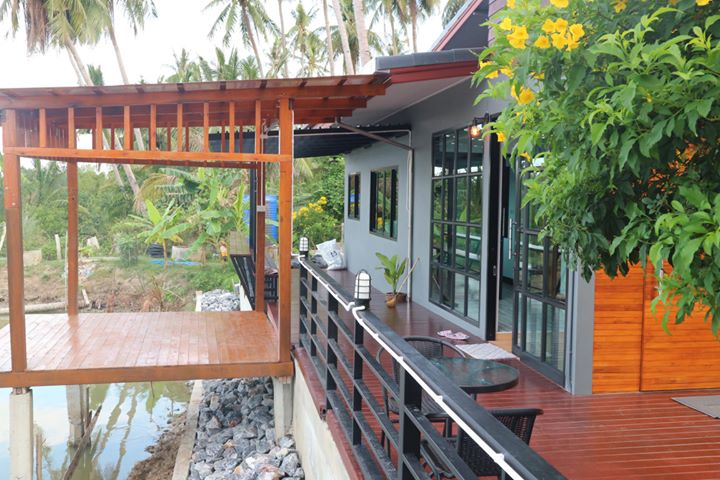 บ้านชั้นเดียวแนวรีสอร์ท บรรยากาศธรรมชาติติดแม่น้ำ พร้อมที่พักผ่อนภายนอกสุดชิล
