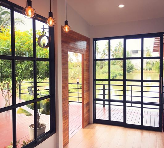 บ้านชั้นเดียวแนวรีสอร์ท บรรยากาศธรรมชาติติดแม่น้ำ พร้อมที่พักผ่อนภายนอกสุดชิล