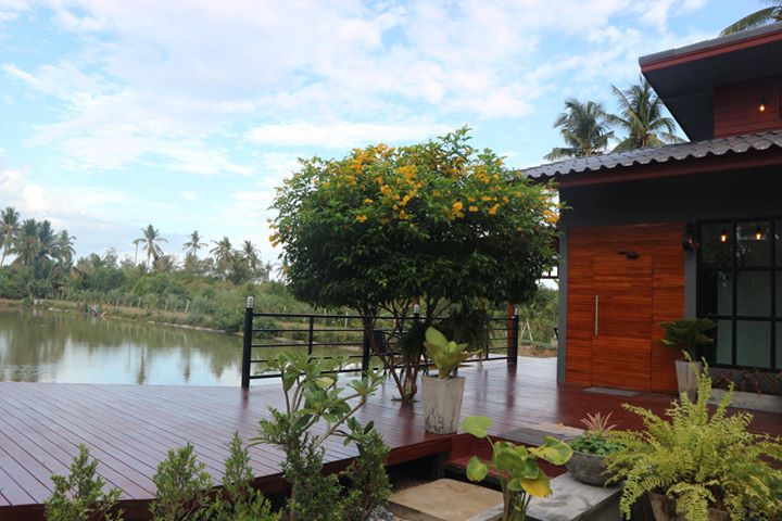 บ้านชั้นเดียวแนวรีสอร์ท บรรยากาศธรรมชาติติดแม่น้ำ พร้อมที่พักผ่อนภายนอกสุดชิล