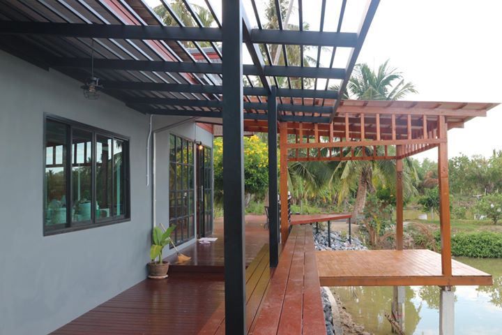 บ้านชั้นเดียวแนวรีสอร์ท บรรยากาศธรรมชาติติดแม่น้ำ พร้อมที่พักผ่อนภายนอกสุดชิล