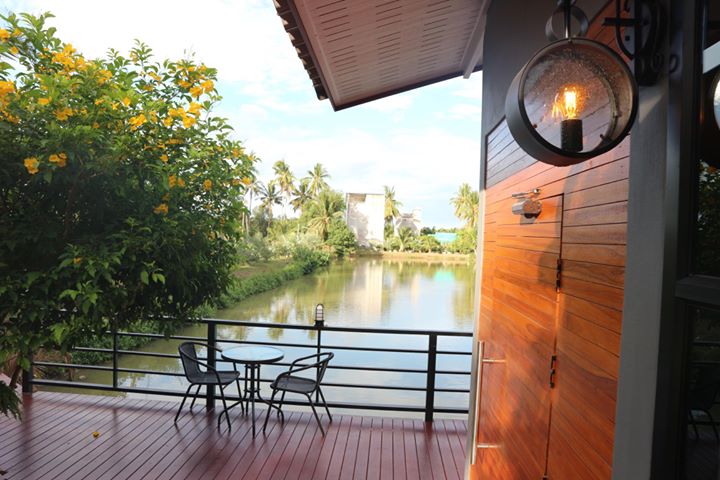 บ้านชั้นเดียวแนวรีสอร์ท บรรยากาศธรรมชาติติดแม่น้ำ พร้อมที่พักผ่อนภายนอกสุดชิล