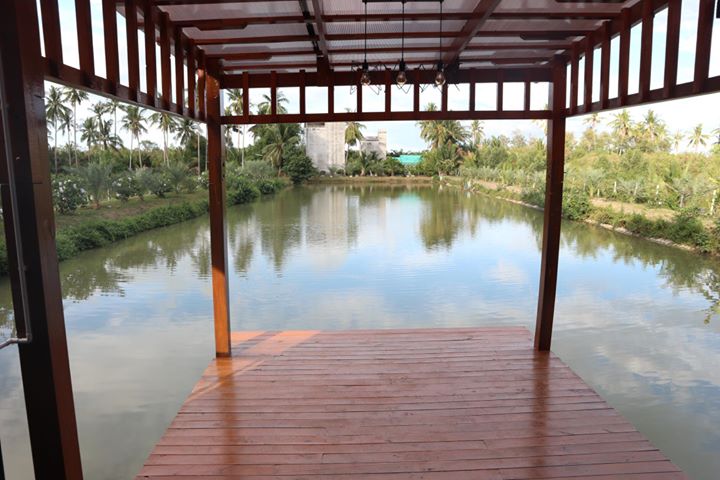 บ้านชั้นเดียวแนวรีสอร์ท บรรยากาศธรรมชาติติดแม่น้ำ พร้อมที่พักผ่อนภายนอกสุดชิล