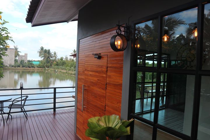 บ้านชั้นเดียวแนวรีสอร์ท บรรยากาศธรรมชาติติดแม่น้ำ พร้อมที่พักผ่อนภายนอกสุดชิล