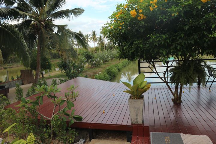 บ้านชั้นเดียวแนวรีสอร์ท บรรยากาศธรรมชาติติดแม่น้ำ พร้อมที่พักผ่อนภายนอกสุดชิล