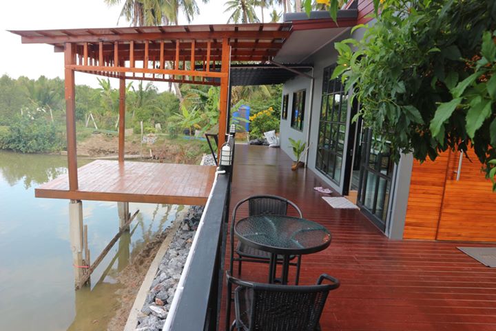 บ้านชั้นเดียวแนวรีสอร์ท บรรยากาศธรรมชาติติดแม่น้ำ พร้อมที่พักผ่อนภายนอกสุดชิล