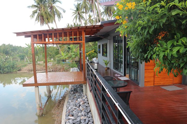 บ้านชั้นเดียวแนวรีสอร์ท บรรยากาศธรรมชาติติดแม่น้ำ พร้อมที่พักผ่อนภายนอกสุดชิล