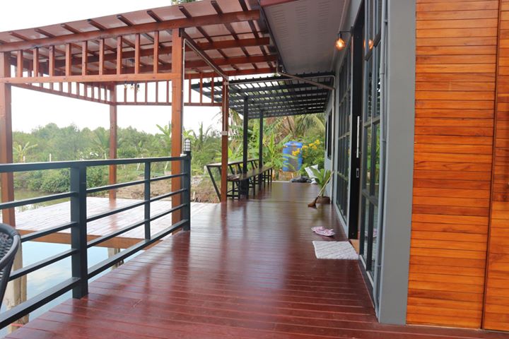 บ้านชั้นเดียวแนวรีสอร์ท บรรยากาศธรรมชาติติดแม่น้ำ พร้อมที่พักผ่อนภายนอกสุดชิล