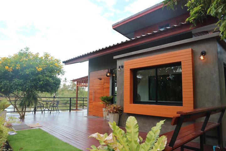 บ้านชั้นเดียวแนวรีสอร์ท บรรยากาศธรรมชาติติดแม่น้ำ พร้อมที่พักผ่อนภายนอกสุดชิล