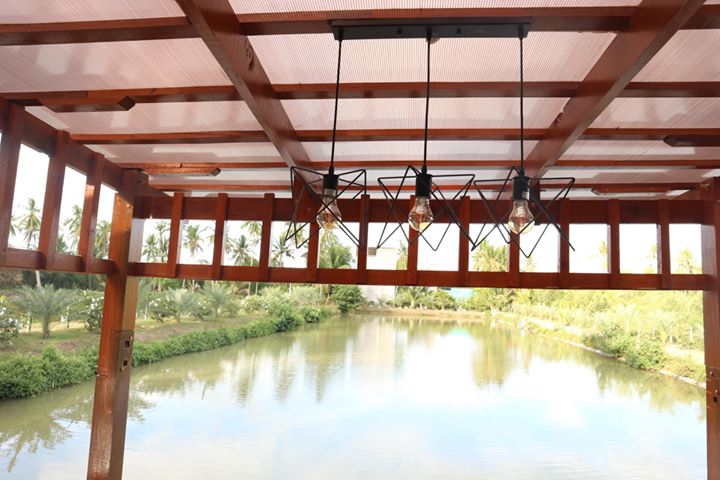 บ้านชั้นเดียวแนวรีสอร์ท บรรยากาศธรรมชาติติดแม่น้ำ พร้อมที่พักผ่อนภายนอกสุดชิล