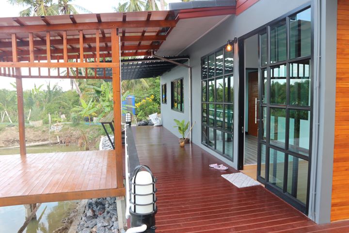 บ้านชั้นเดียวแนวรีสอร์ท บรรยากาศธรรมชาติติดแม่น้ำ พร้อมที่พักผ่อนภายนอกสุดชิล