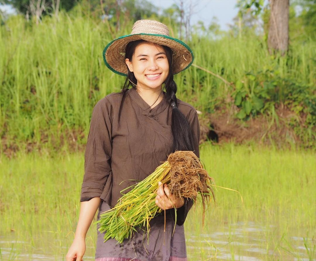 บ้านที่อำนาจเจริญของ “ข้าวทิพย์ ธิดาดิน” ชีวิตเรียบง่าย ดำนา เก็บเห็ดป่า ปั้นข้าวเหนียว