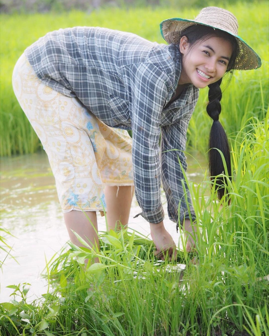 บ้านที่อำนาจเจริญของ “ข้าวทิพย์ ธิดาดิน” ชีวิตเรียบง่าย ดำนา เก็บเห็ดป่า ปั้นข้าวเหนียว