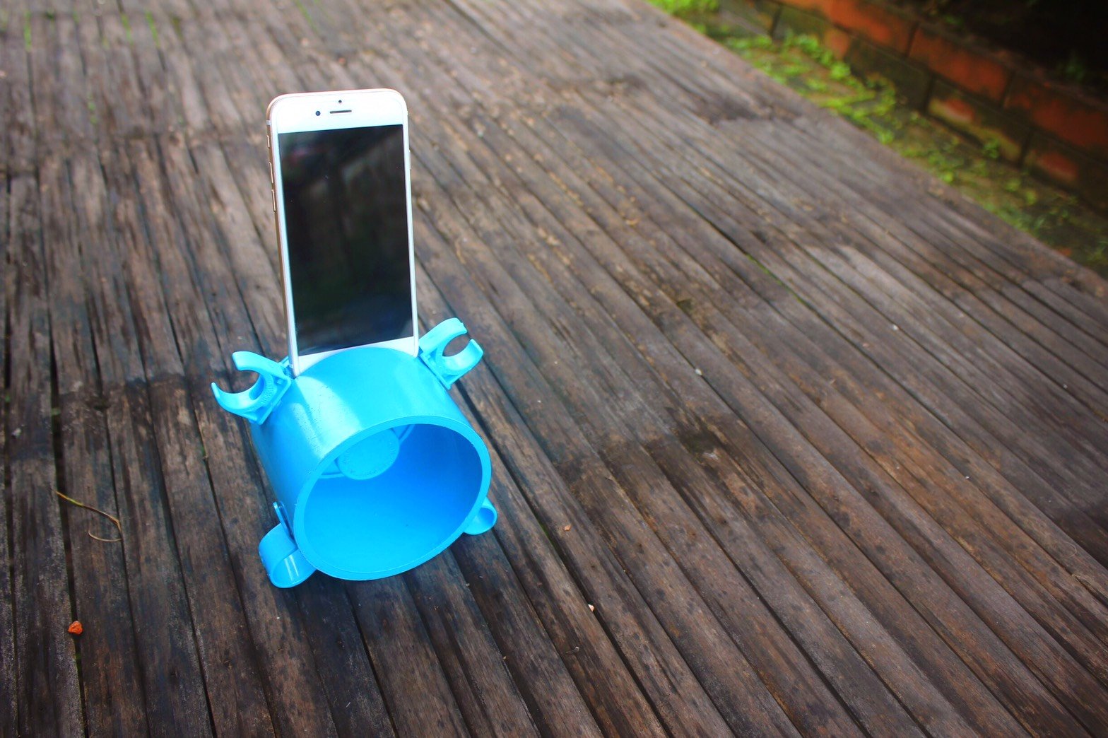 DIY วิธีเพิ่มเสียงลำโพงมือถือด้วย “ฝาท่อ PVC” ประหยัดเงินในกระเป๋า ได้อุปกรณ์จิ๋วสุดเจ๋งไว้ใช้งาน