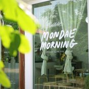 Mondae Morning Cafe เปลี่ยนผืนดินว่างหน้าบ้าน สู่คาเฟ่ที่อัดแน่นด้วยบรรยากาศอบอุ่นทุกอณู