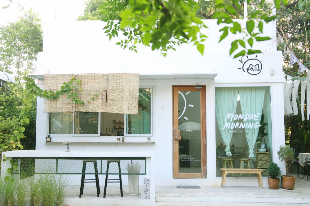 Mondae Morning Cafe เปลี่ยนผืนดินว่างหน้าบ้าน สู่คาเฟ่ที่อัดแน่นด้วยบรรยากาศอบอุ่นทุกอณู