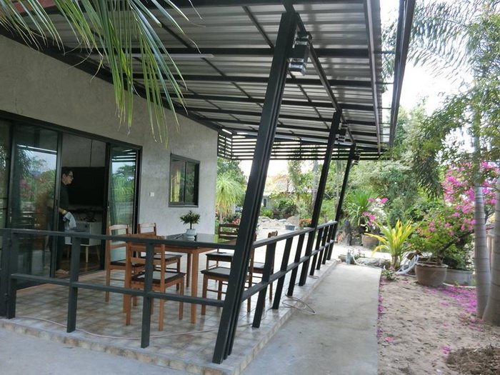 บ้านโมเดิร์นลอฟท์เพิงหมาแหงน ขนาดกะทัดรัด พร้อมระเบียงหน้าบ้าน เหมาะกับครอบครัวขนาดเล็ก