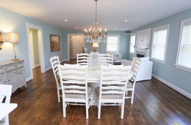 บ้านคอทเทจริมทะเล โทนสีขาวสดใส ตกแต่งบรรยากาศคลาสสิคแสนอบอุ่น